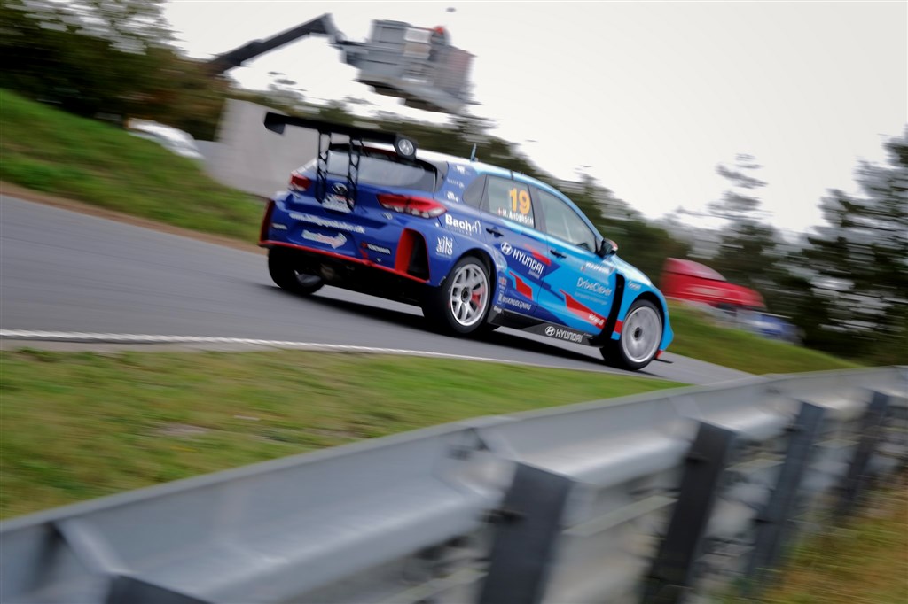 Martin Andersen var indledningsvist hurtigst, men blev til sidst toppet af Jan Magnussen, som tog pole position og maksimumpoint med sig.
